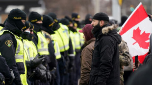 Policía de Canadá evacúa puente bloqueado y manifestantes confluyen en Ottawa