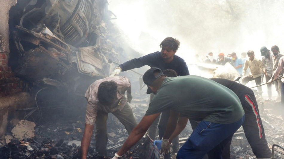 Un avi&oacute;n con destino a Londres se estrella en India con 240 personas a bordo