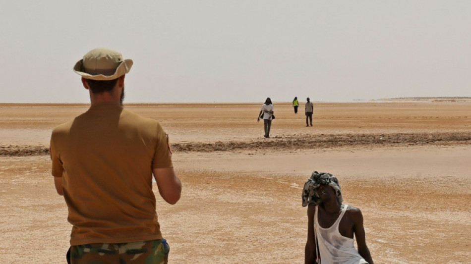 A bout de force, des migrants africains errent dans le d&eacute;sert entre Tunisie et Libye