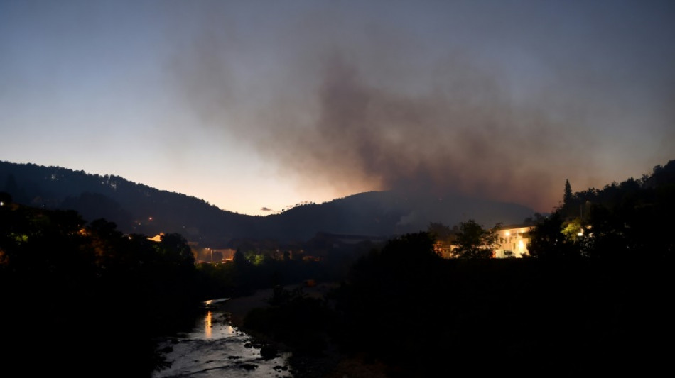 Dans le Gard, un feu qui va durer "plusieurs jours", ravage des hectares de for&ecirc;t