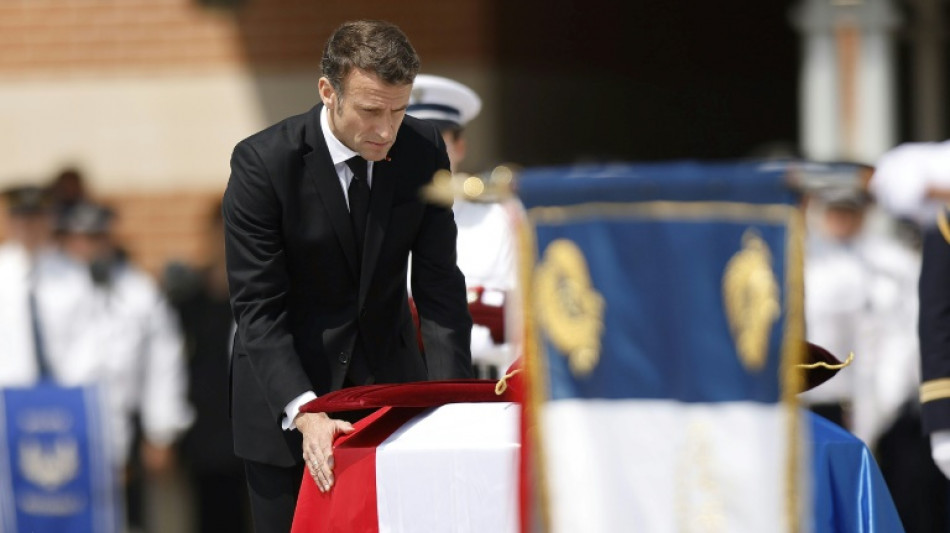 Macron dénonce les "comportements qui tuent" lors d'un hommage à trois policiers