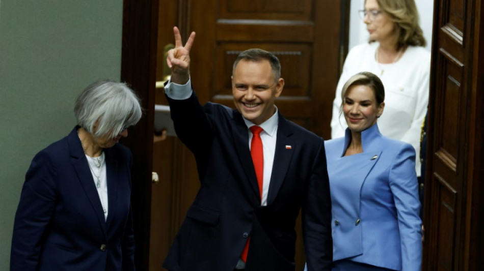 Nacionalista Karol Nawrocki toma posse como presidente da Pol&ocirc;nia