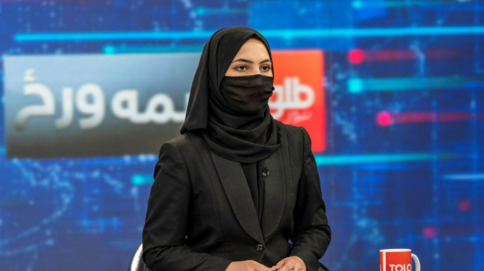 Presentadoras de TV en Afganist&aacute;n se cubren el rostro para salir al aire