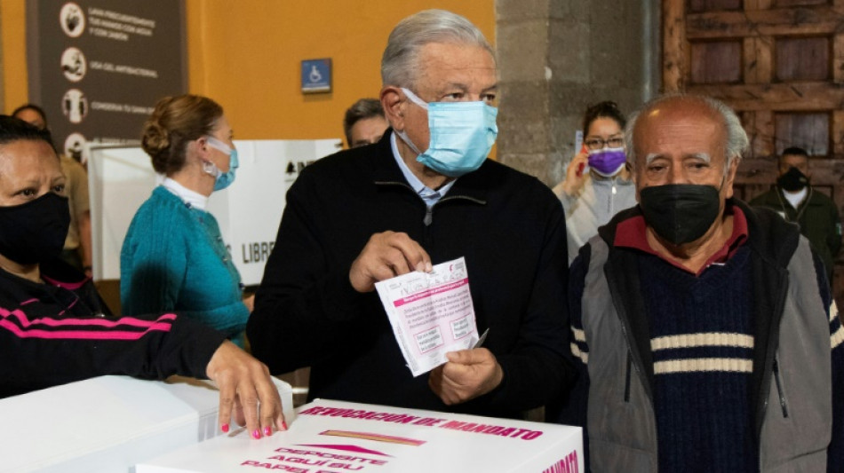 "&iexcl;Viva Zapata!", presidente mexicano anul&oacute; su voto en referendo revocatorio