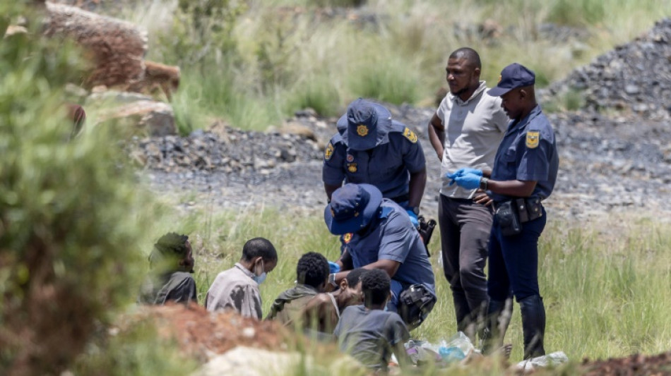 Sube a 78 el balance de muertos en una mina abandonada de Sud&aacute;frica