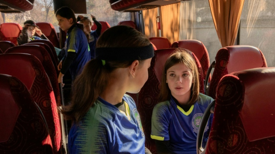 Ukraine: &agrave; Kherson, des fillettes jouent au foot pour oublier la guerre
