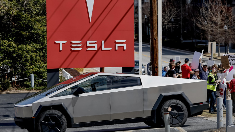 Tesla ancora gi&ugrave; a Wall Street, perde oltre il 13%