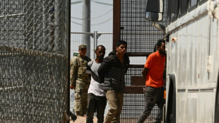 EUA: mudança na regra faz cair pela metade ingresso de migrantes pelo México