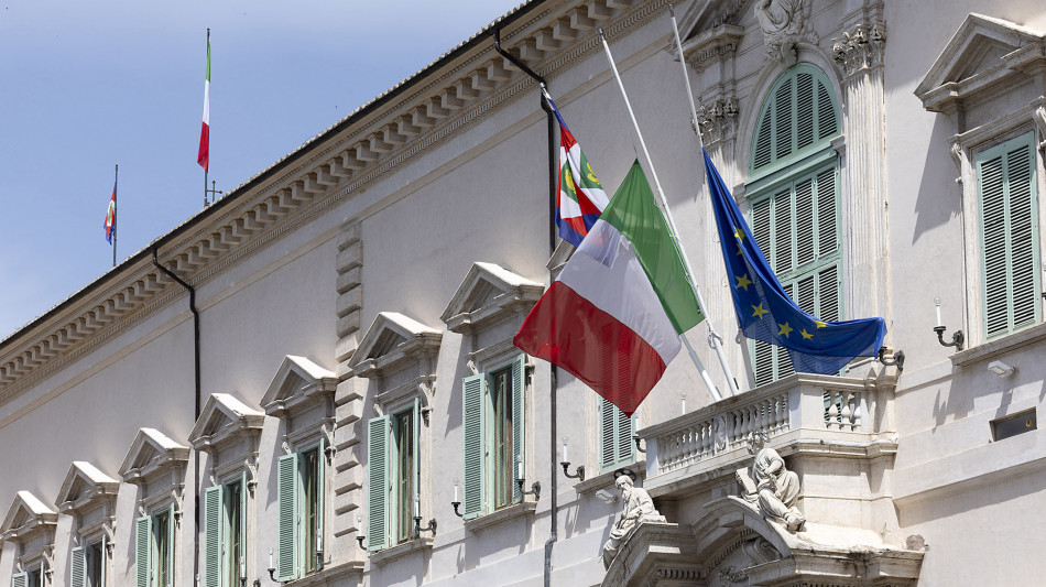 Bandiere a mezz'asta in segno di lutto al Colle e Palazzo Chigi