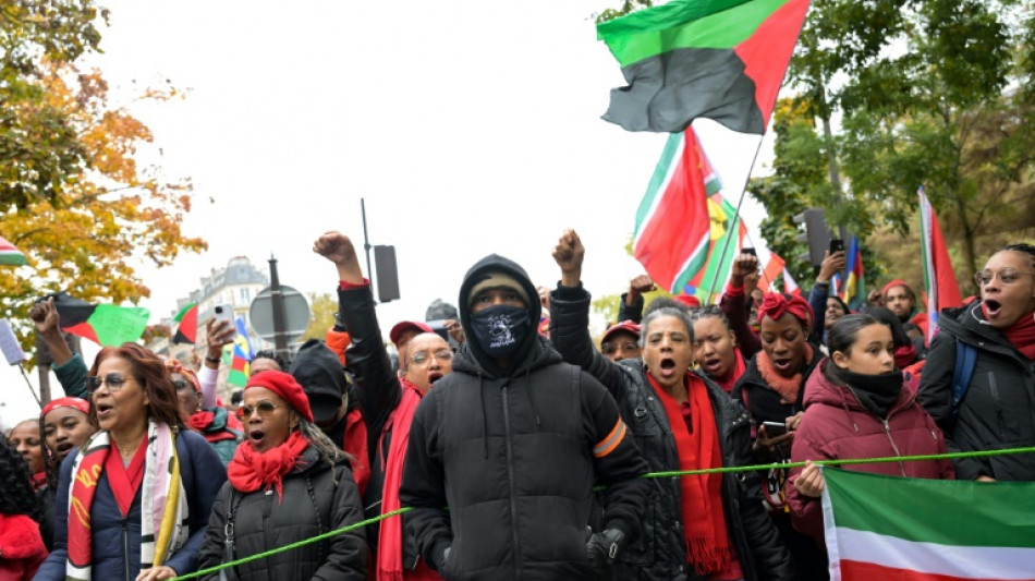 A Paris, des milliers de personnes "vent debout" contre la vie ch&egrave;re en Outre-mer