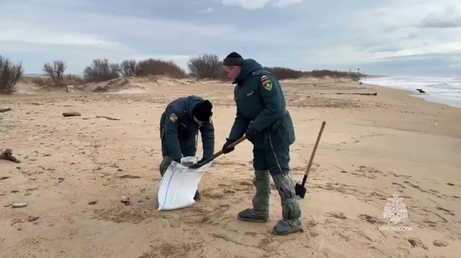 Tradicional ba&ntilde;o de mar invernal en el sur de Rusia pese a la marea negra