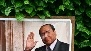 Admiradores de Berlusconi se reúnem em Milão para funeral de Estado