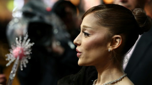 Acusan de desorden público al hombre que saltó sobre Ariana Grande en un estreno en Singapur