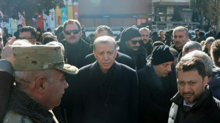 Erdogan räumt bei Besuch von Erdbebenregion "Defizite" im Krisenmanagement ein