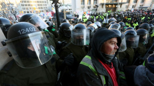 La police cherche &agrave; faire partir les derniers contestataires d'Ottawa, plus de 100 arrestations