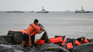 Aux Philippines, les garde-c&ocirc;tes tentent de contenir la nappe de p&eacute;trole