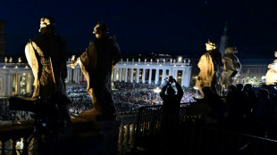 Preta ou branca, fuma&ccedil;a do conclave arrasta multid&otilde;es