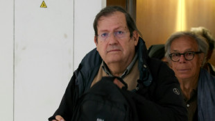 Soup&ccedil;ons d'emploi fictif au Canard encha&icirc;n&eacute;: deux dirigeants, un dessinateur et sa compagne jug&eacute;s &agrave; Paris