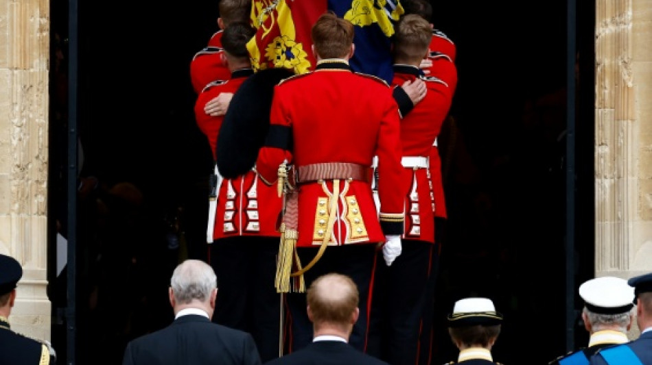 Sarg der Queen in K&ouml;nigliche Gruft in St. George's hinabgelassen