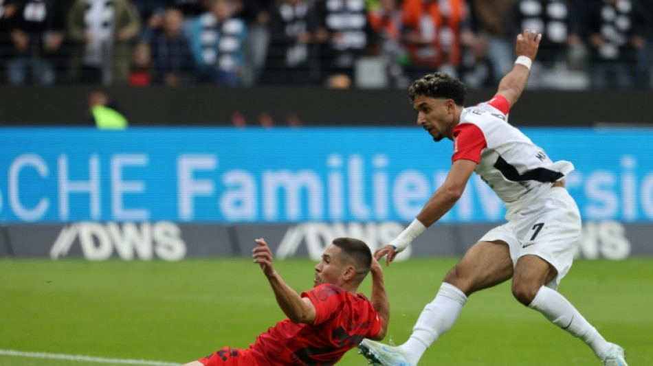 Bayern cede empate nos acr&eacute;scimos na visita ao Eintracht Frankfurt (3-3)