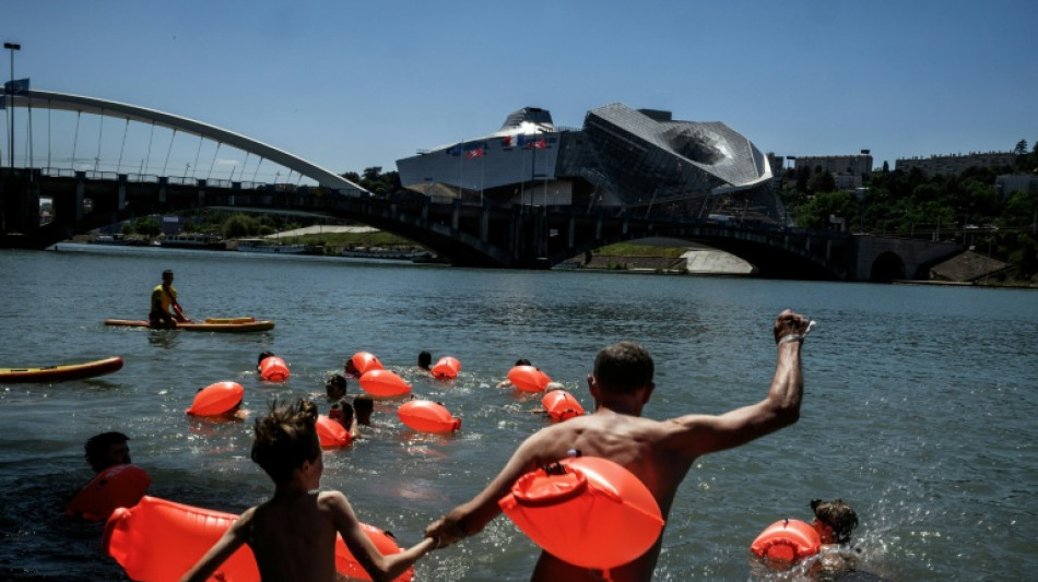 En pleine canicule, les Lyonnais s'offrent une "baignade d&eacute;rivante" sur le Rh&ocirc;ne
