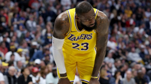 Los Lakers caen eliminados ante Denver y LeBron deja su futuro en el aire
