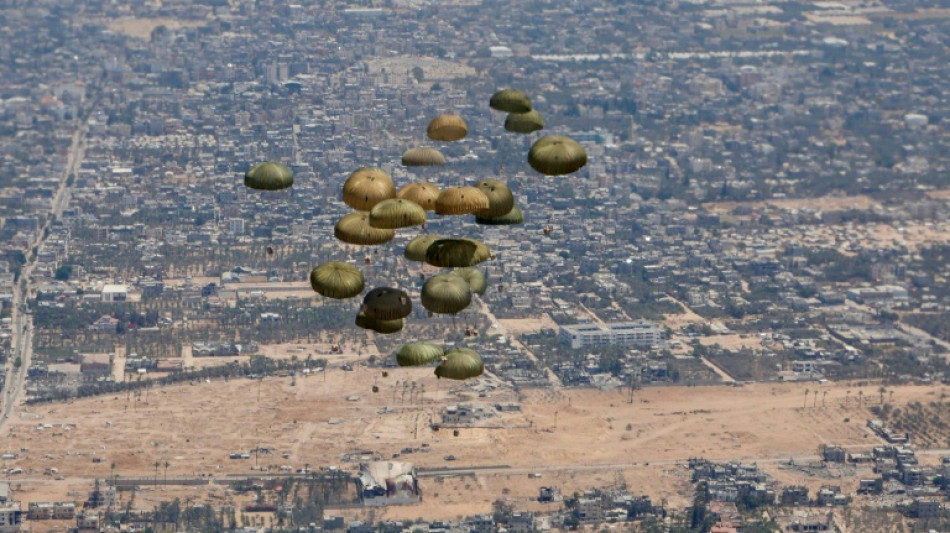 España lanza 12 toneladas de alimentos sobre la Franja de Gaza