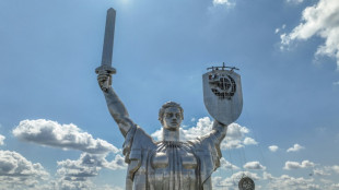 La faucille et le marteau retir&eacute;s d'une statue g&eacute;ante embl&eacute;matique de Kiev