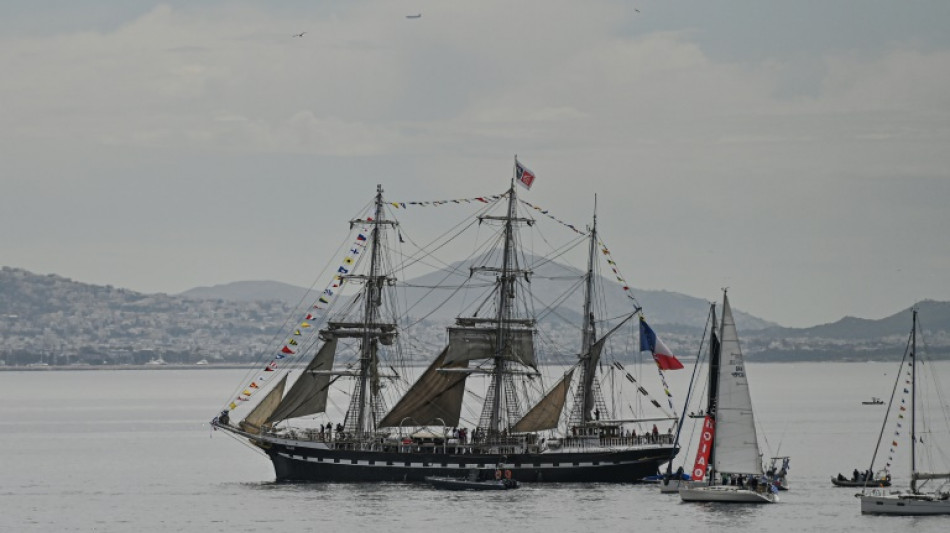 Veleiro 'Bel&eacute;m' com a chama ol&iacute;mpica zarpa da Gr&eacute;cia para o sul da Fran&ccedil;a