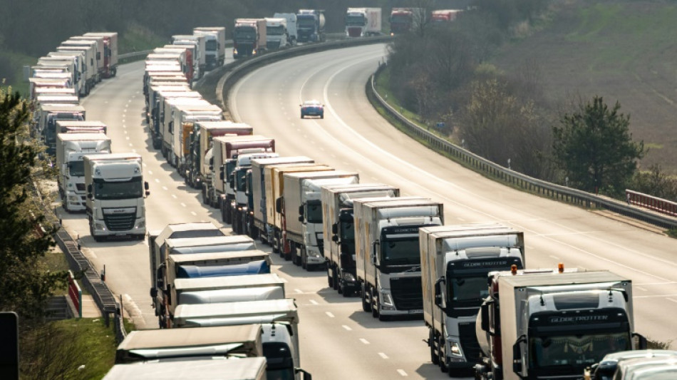 Unbekannte schlitzen Planen von 60 Lastwagen an Autobahn in Niedersachsen auf