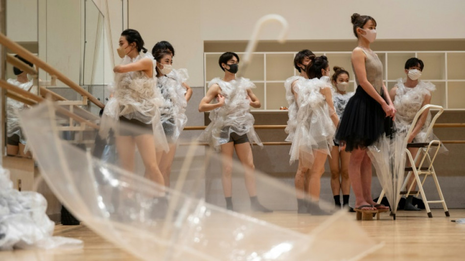 Un ballet japon&eacute;s usa desechos de pl&aacute;stico para crear su vestuario
