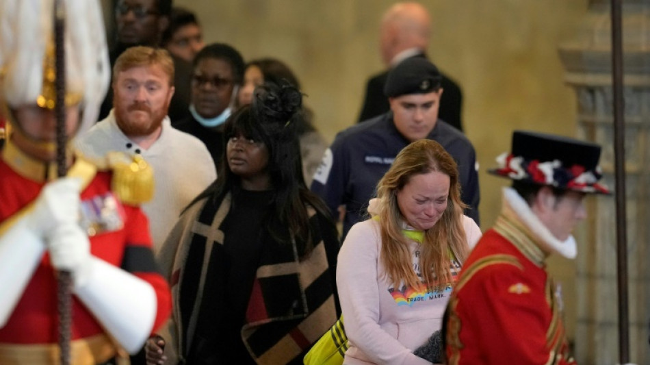 Derni&egrave;re chance pour s'incliner devant Elizabeth II avant les fun&eacute;railles du si&egrave;cle