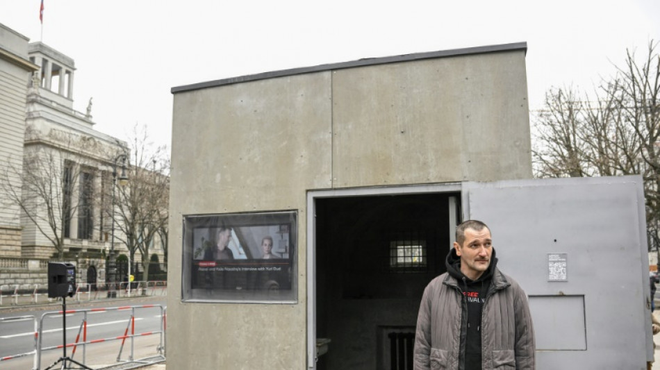 Nachgebaute Zelle Nawalnys vor russischer Botschaft in Berlin aufgestellt