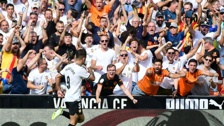 Valencia vence Atl&eacute;tico de Madrid (3-0) e &eacute; quinto no Espanhol