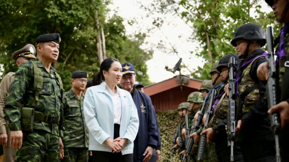 Thai PM meets army commander in attempt to defuse political crisis