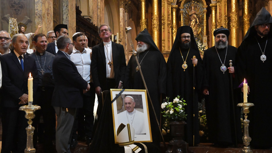 Papa: cerimonia con leader diverse religioni a Buenos Aires