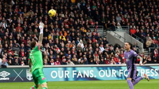 Liverpool goleia Brentford e se mant&eacute;m l&iacute;der do Campeonato Ingl&ecirc;s