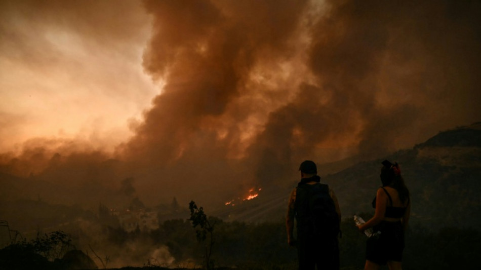 Los bomberos logran avances en la extinción de los incendios forestales en Grecia
