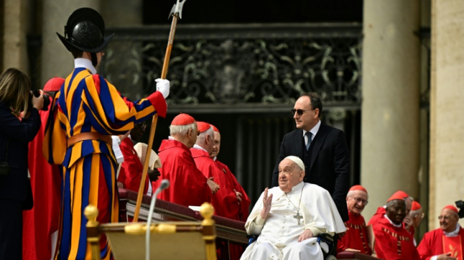 Papa Francisco aparece de surpresa na missa do Domingo de Ramos