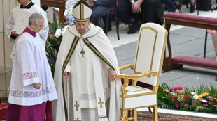 Le pape s'offre un bain de foule après la messe de Pâques