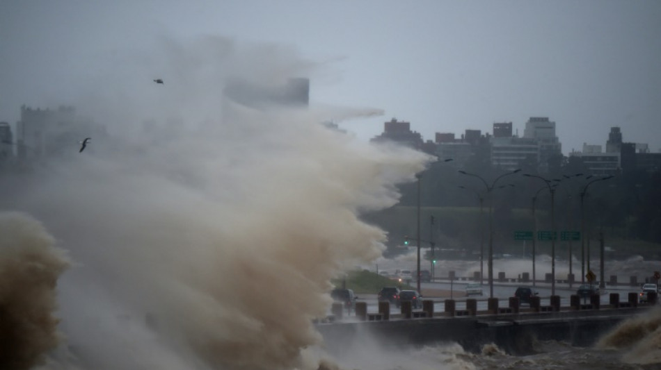 Fuertes vientos por ciclón Yakecan golpean costas de Uruguay
