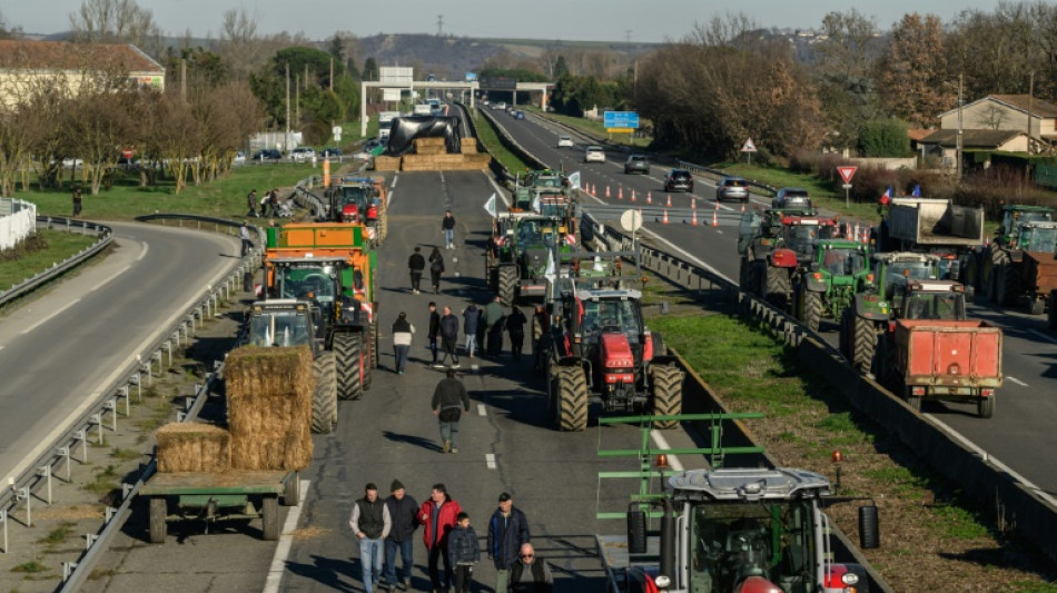 Sur l'A64, les agriculteurs &agrave; bout campent et font bloc