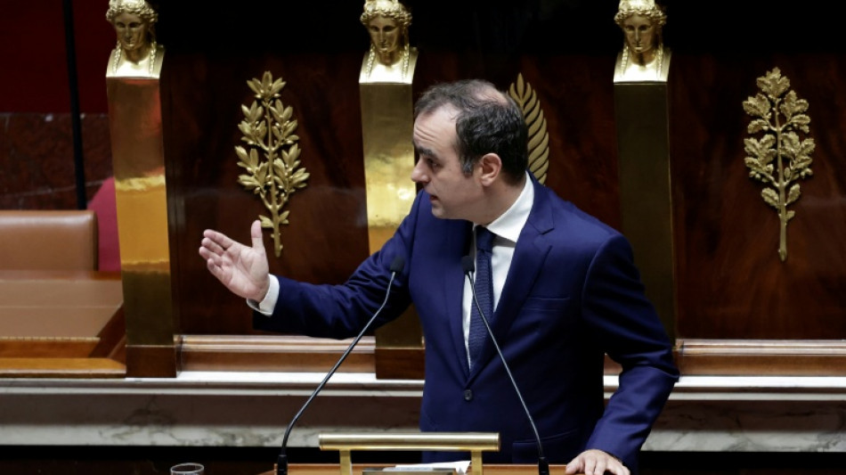 Primeiro-ministro franc&ecirc;s sobrevive a duas mo&ccedil;&otilde;es de censura