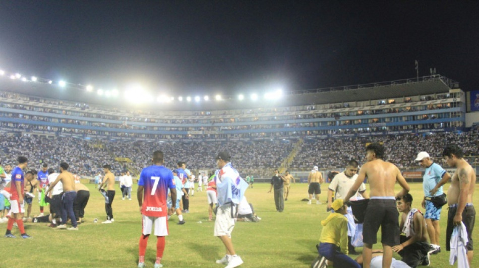 Sobreventa de entradas y frustración de los hinchas, causas de la tragedia en estadio en El Salvador
