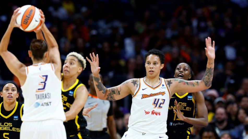 Basket: Griner rejoue cinq mois apr&egrave;s sa d&eacute;tention en Russie, "un jour de joie"