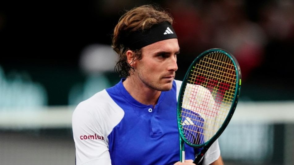Tsitsipas vence Cer&uacute;ndolo e vai &agrave;s quartas do Masters 1000 de Paris