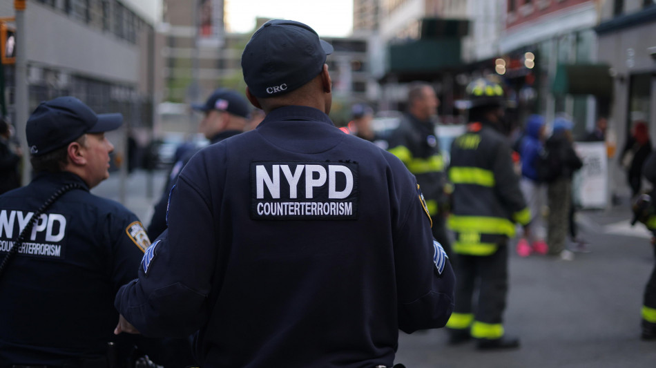 Sparatoria a Nyc, colpiti un agente e due persone