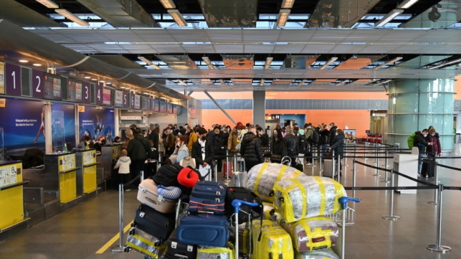 A l'aéroport de Kiev, les étrangers entre la peur et le scepticisme