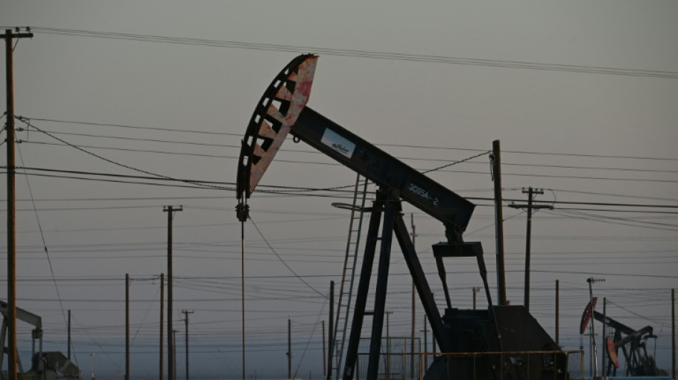 El petróleo cae por las negociaciones en Ucrania y el confinamiento en China