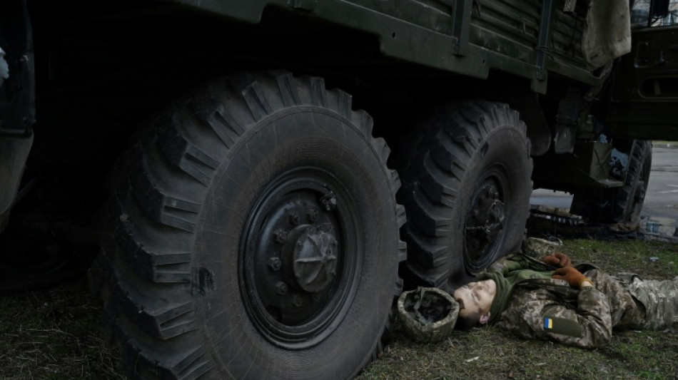 A Kiev, les premiers soldats russes laissent des cadavres et du sang sur leur passage